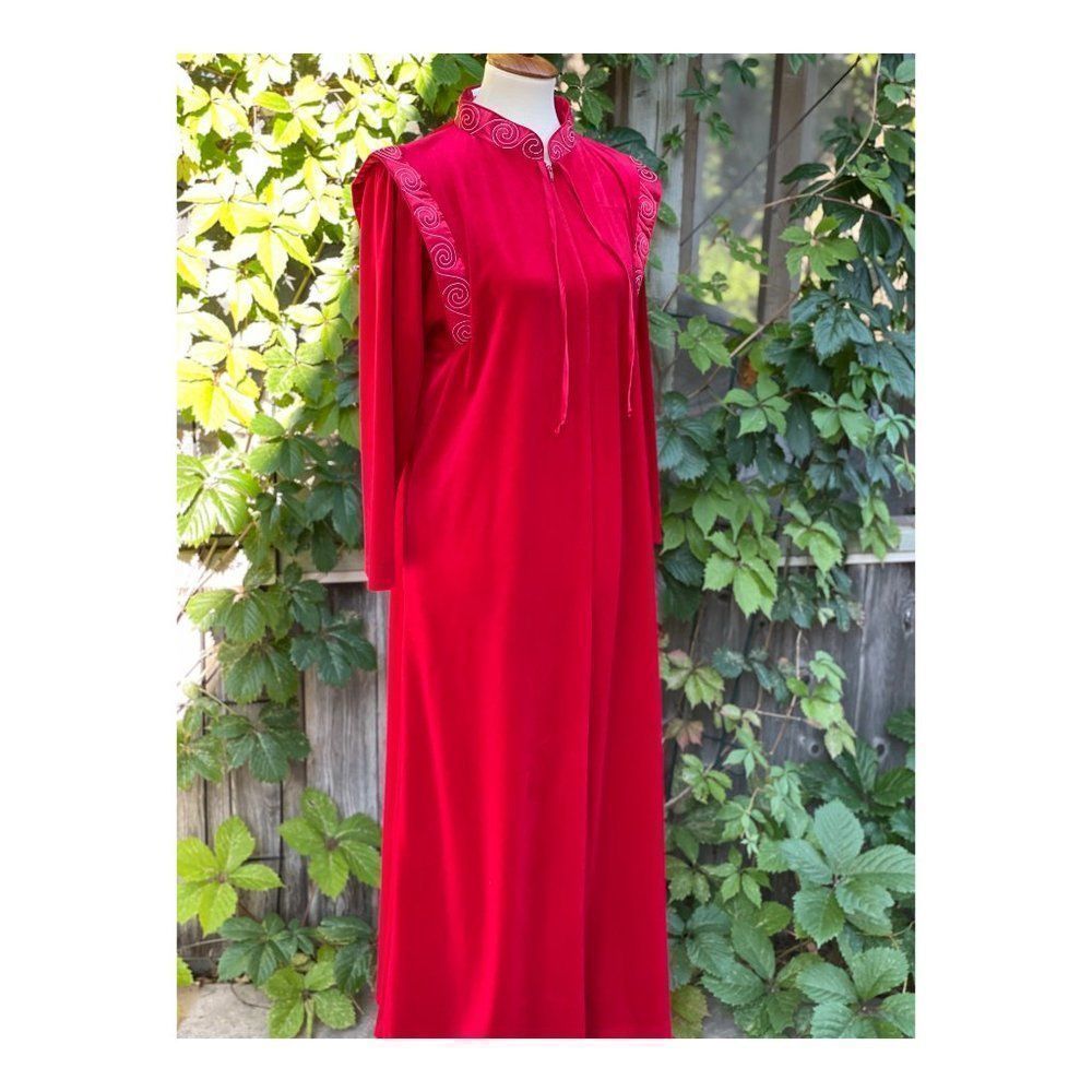 Vintage Charisma Red Velvet Robe 1/2 Zip Long Sleeve Sz M Futureistic